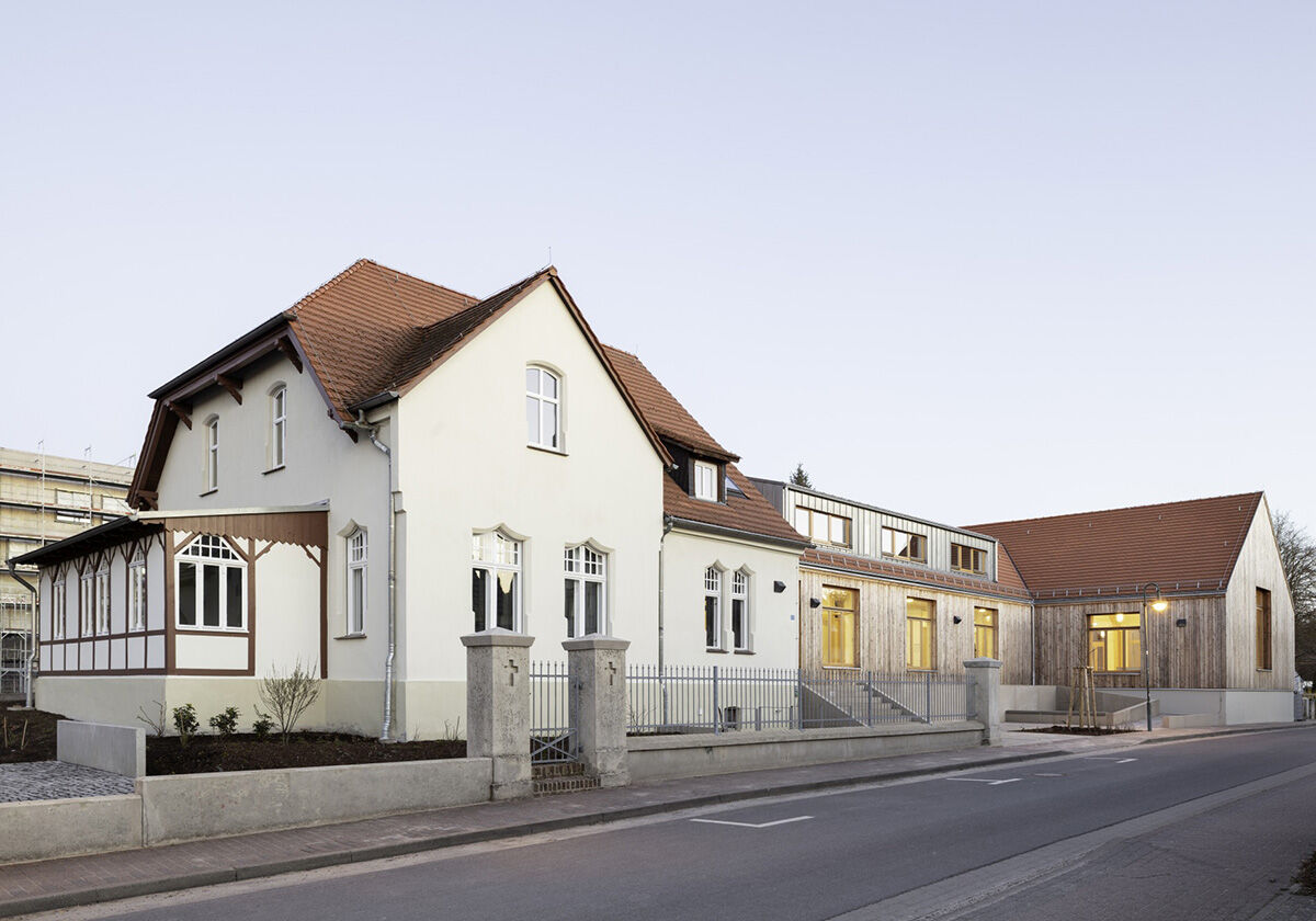 Vom Pfarrhaus zum Kirchenkreiszentrum - Umbau und Erweiterung in Lehnin von Krekeler Architekten Generalplaner