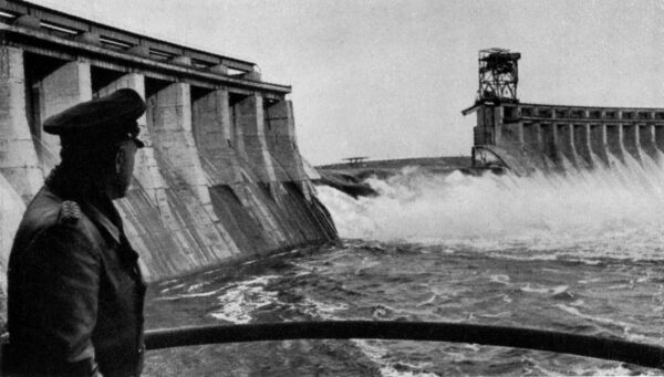 Fritz Todt vor der Staumauer des Wasserkraftwerks am Dnjepr in der Ukraine, etwa 1941