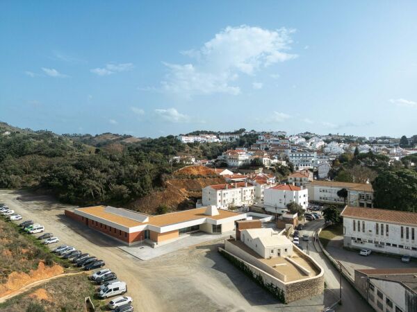 Frderwerkstatt in Odemira von Filipe Xavier Oliveira