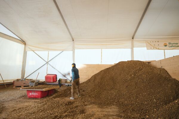 Herstellung der Holz-Lehm-Decken in der Feldfabrik