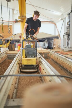 Herstellung der Holz-Lehm-Decken in der Feldfabrik