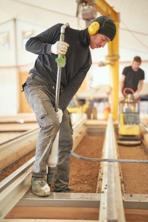 Herstellung der Holz-Lehm-Decken in der Feldfabrik