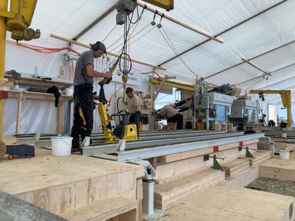 Herstellung der Holz-Lehm-Decken in der Feldfabrik