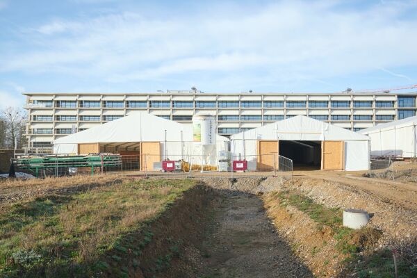 Feldfabrik auf dem Nachbargrundst�ck