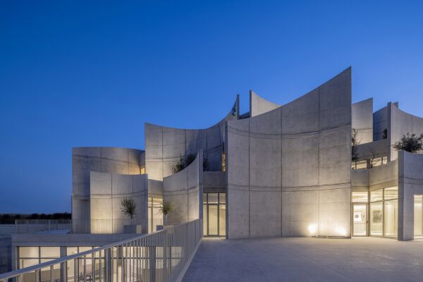 Tierklinik in Tirana von Davide Macullo Architects