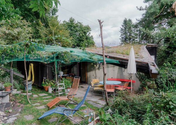 Wohnhaus Hinwil. ber das begrnte Dach verwchst das Haus mit der Umgebung.