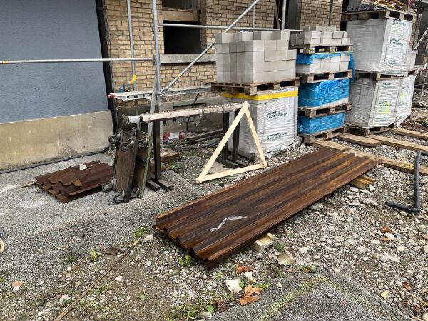 Fassadenplatte auf der Baustelle