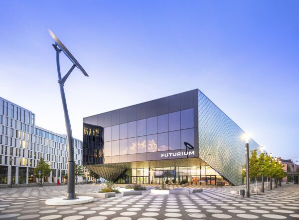 Das Futurium am Berliner Hauptbahnhof von Richter Musikowski Architekten steht beispielhaft fr gelungene Wettbewerbskultur. Es geht auf einen offenen, zweiphasigen Wettbewerb im Jahr 2012 mit 163 Teilnehmer*innen zurck.