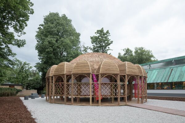 Bereicherung oder Skandal? Katar wird bald an prominentester Stelle in den Giardini einen eigenen L�nderpavillon bauen. Daf�r sollen 50 Millionen Euro an die Stadt Venedig geflossen sein. Dieses Mal begn�gt man sich noch mit einer Holzkonstruktion von Yasmeen Lari.