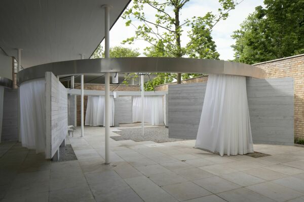 Die Kuratorinnen des Schweizer Pavillons erinnern mit ihrer poetischen und reduzierten Installation an die Architektin Lisbeth Sachs und ihren fulminanten Beitrag zur �Schweizerischen Ausstellung f�r Frauenarbeit� im Jahr 1958.