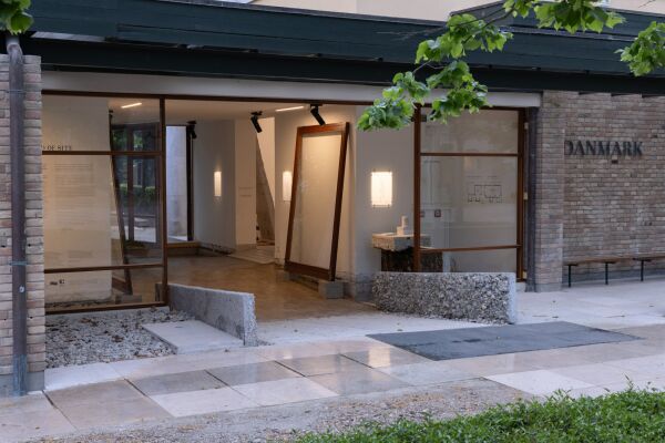 D�nemark macht die laufende Instandsetzung des eigenen Pavillons zum Thema. Baustelleninszenierung vom Feinsten, nat�rlich alles unter dem strikten Vorzeichen von Kreislaufwirtschaft und Wiederverwendung.