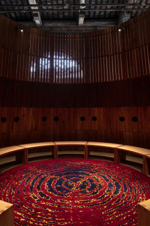 Seit 2016 gibt es in Irland eine besondere Form demokratischer Teilhabe � die Citizens� Assembly, in der 99 zuf�llig ausgew�hlte B�rger*innen ein spezifisches Thema diskutieren. Vor diesem Hintergrund zeigt der Irische Pavillon dieses Jahr einen Ort des gleichberechtigten Debattierens.