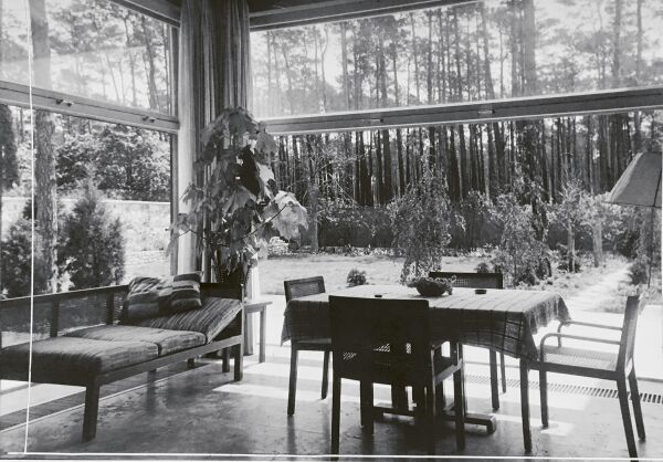 Blick durch das Speisezimmer der Poelzigs auf Terrasse, Garten und Grunewald, ca. 1930. Fotografie: Edda Reinhardt, 1930. Quelle: von Steinbuchel, Rambald: Haus Poelzig. Berlin-Westend. In: Sport im Bild. Das Blatt der guten Gesellschaft. Jg. 36 / 1930, H. 16, S. 1196. Digitalisat: sterreichische Nationalbibliothek ANNO Historische Zeitungen und Zeitschriften
