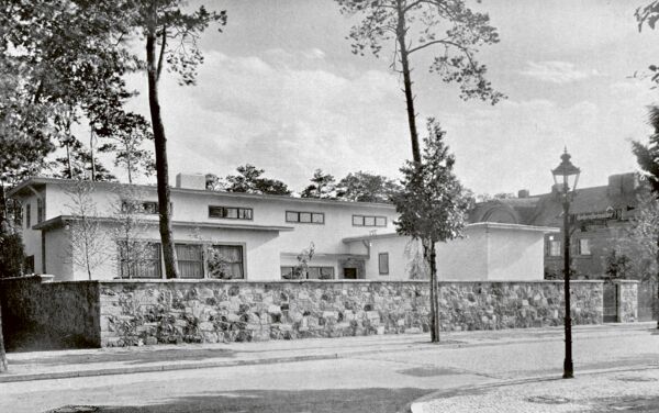 Haus Marlene Poelzig, Straenfassade zur Tannenbergallee, ca. 1930. Fotografie: Max Krajewsky, ca. 1930. Quelle: o.V.: Haus Poelzig. In: Die Baugilde. Jg. 12 / 1930, H. 15, S. 1327. Digitalisat: Universittsbibliothek Bauhaus-Universitt Weimar