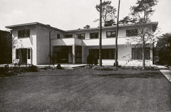 Die Gartenfassade des Hauses Marlene Poelzig, ca. 1930. Fotografie: Alfred Krgelstein, ca. 1930. Quelle: Overberg, R.: Haus Professor Poelzig in Berlin-Westend, Erbaut von Marlene Poelzig. In: Bauwelt. Jg. 21 / 1930, H. 34, S. 1066. Digitalisat: Landesbibliothek Oldenburg