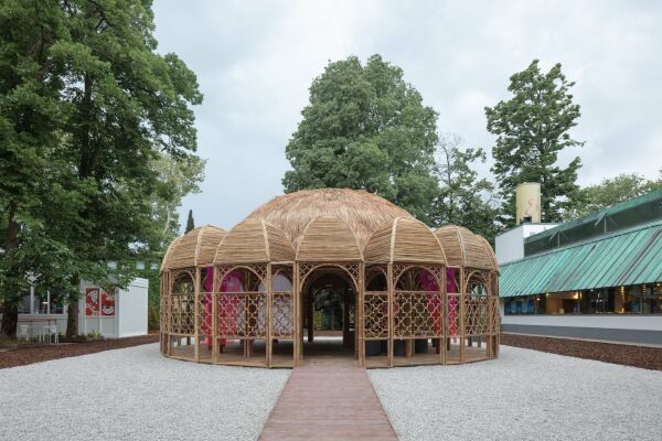 Unweit der Stelle, an der der Pavillon gebaut werden soll, ist Katar dieses Jahr mit einer Holzkonstruktion von Yasmeen Lari prsent.