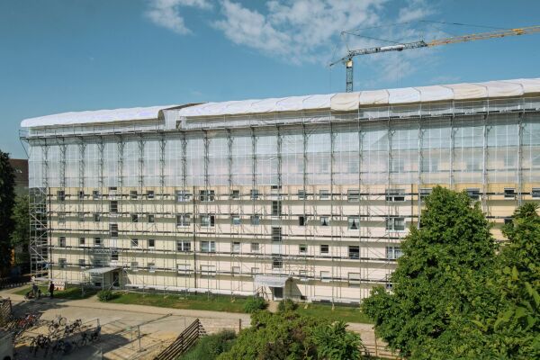 Es handelt sich um eine Aufstockung in Holzelementbauweise.