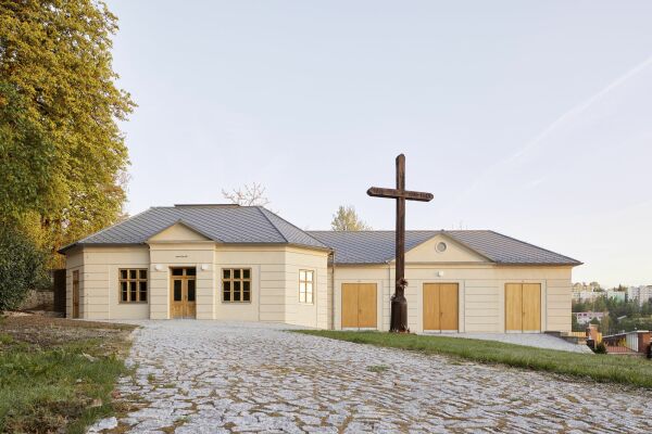 Trauerhalle in Vimperk von Jakub Vaek