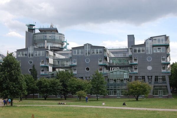 Verlagshaus Gruner + Jahr in Hamburg mit Steidle + Partner  (1990). Foto: Ankrabru, CC BY-SA 3.0, via Wikimedia Commons