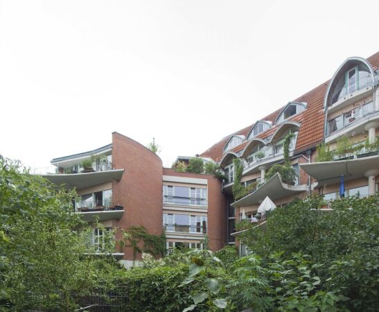 Im Kontext der IBA 87 realisierte Brandwandbebauung im Hinterhof am Fraenkelufer, 19821985, mit Inken Baller. Foto: Gunnar Klack, Wikimedia Commons, CC BY-SA 4.0