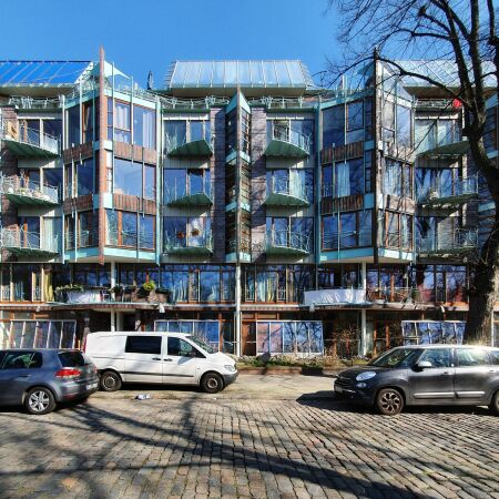 Wohnanlage am Preuenpark, Straenansicht Pommersche Strae, 19982003, mit Doris Baller. Foto: Andreas Tuff, Wikimedia Commons, CC BY-SA 4.0