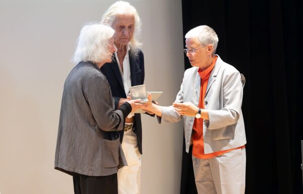 Hinrich Baller und Inken Baller bei der Preisverleihung des Groen BDA-Preis 2023, bergabe des Preises durch Susanne Wartzeck, Prsidentin BDA. Foto: Elke Wetzig, Wikimedia Commons, CC BY-SA 4.0