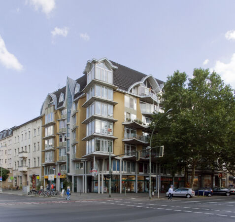 Im Kontext der IBA 87 realisiertes Wohn- und Geschftshaus Pohlstrae 63, 19821985, mit Inken Baller. Foto: Gunnar Klack, Wikimedia Commons, CC BY-SA 4.0