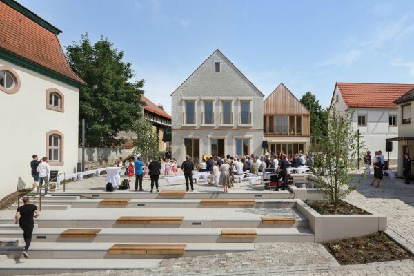 Schlicht Lamprecht Kern Architekten (Schweinfurt), B�rgerzentrum �MittenIm�, Niederwerrn