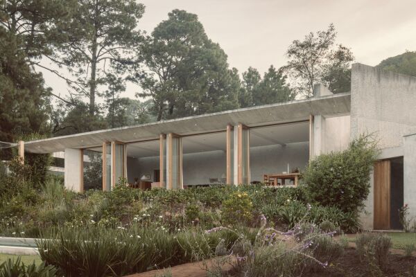 Wohnhaus in Valle de Bravo von Sebastin Mancera + Taller 3000