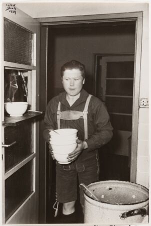Ilse Bing, Im Frankfurter Frsorgeamt, bei der Essensausgabe, 1929