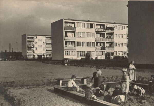 Ilse Bing, Serie Hellerhofsiedlung: Spielende Kinder, Silbergelatineabzug, Frankfurt 1931