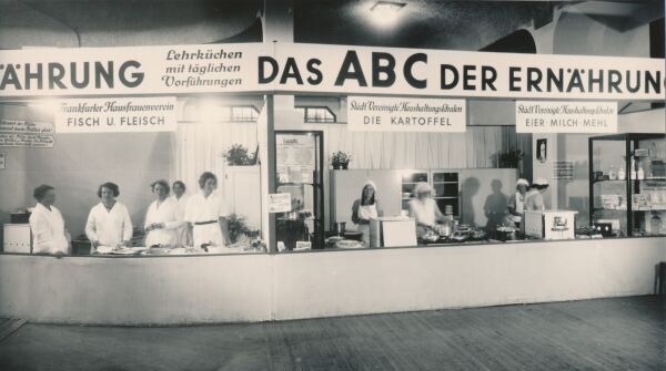 Messestand zum Thema Gesunde Ernhrung whrend der Ausstellung Die Hausfrau der Gegenwart, Festhalle, Haus der Moden, Frankfurt am Main, 18. bis 21. September 1932