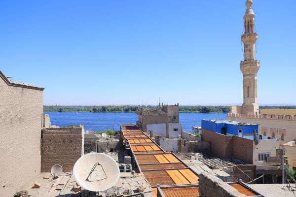 Esna Tourist Bazaars Street nach der Sanierung und Installation eines hlzernen Sonnenschutzdachs