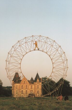 Anton Versteegde in seiner Bambusinstallation in der Domaine de Boisbuchet (2000)