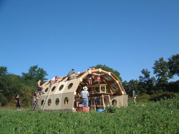 Aufbau Paper Pavilion, Domaine de Boisbuchet, Entwurf von Shigeru Ban (2001)
