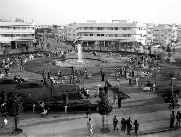 Dizengoff Square in Tel Aviv von Genia Awerbuch (1938)