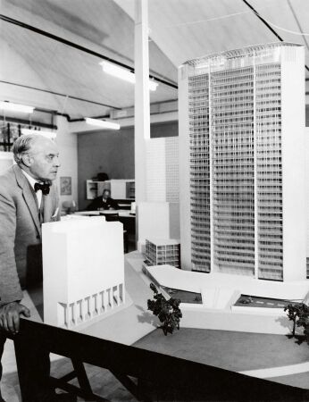 Gio Ponti im Jahr 1955 vor einem frhen Modell des Pirelli-Hochhauses.