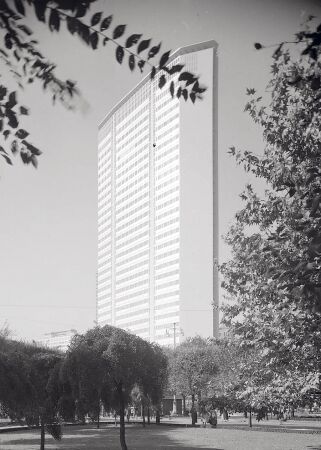 Das Hochhaus in Mailand kurz nach der Fertigstellung 1965.