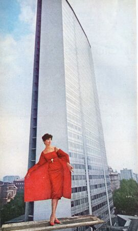 Fotomodell vor dem Pirelli-Hochhaus in Mailand; Aufnahme aus dem Life Magazine vom 1. Dezember 1961.