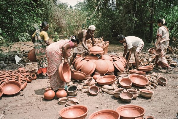 Die Herstellung von architektonischen Elementen aus Terrakotta  wie hier fr die Kassettendecken - generiert neues Einkommen fr lokales Handwerk.