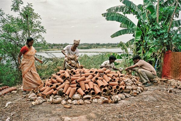 Lokal gefertigte Terrakotta-Kegel bilden die Grundelemente fr natrlich ventilierte Gewlbedecken ohne Stahl.