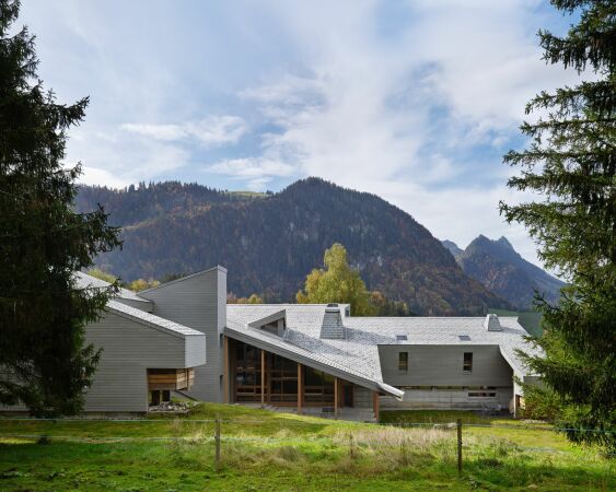 Schlerferienheim im Kanton Freiburg von Matei Manaila Architekten