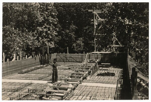 Delfina Glvez de Williams auf der Baustelle der Casa sobre el arrayo im Jahr 1944