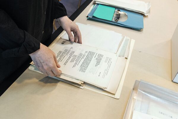 Claudia Shmidt bei der Materialsichtung whrend ihrer Out of the Box-Forschungs-Residenz im Jahr 2023