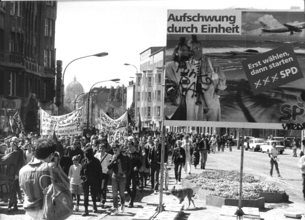 Berlin Prenzlauer Berg - Begegnungen zwischen dem 1. Mai und dem 1. Juli 1990, Petra Tsch�rtner, DDR 1990