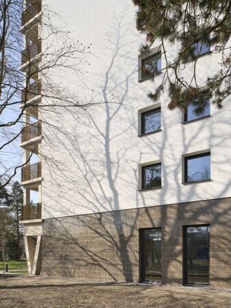 Umgebautes Wohnhochhaus in Lbeck von ppp architekten + stadtplaner