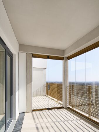 Umgebautes Wohnhochhaus in Lbeck von ppp architekten + stadtplaner