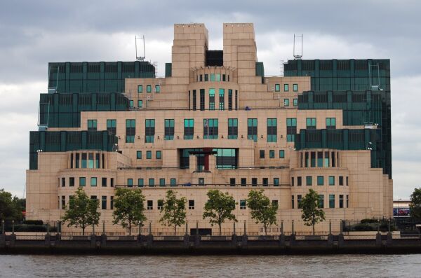 SIS-Gebude in London (1994), Mark from Brighton, CC BY 2.0, via Wikimedia Commons