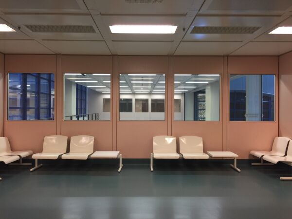 AKH Wien (Allgemeines Krankenhaus) aus der Serie: Warterume von Sabine Bitter & Helmut Weber