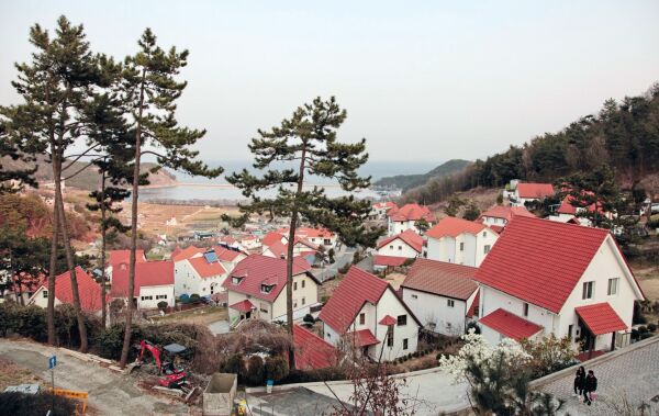 MigraTouriSpace, Blick ber Dogil Maeul; aus der Serie Types and Translations von Stefanie Brkle (2019)